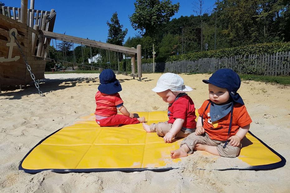 Babymatte Krabbelmatte im Sand