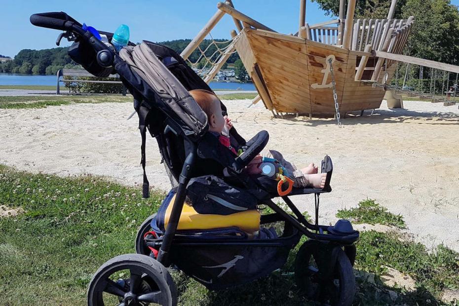 Krabbelmatte im Kinderwagen untergebracht