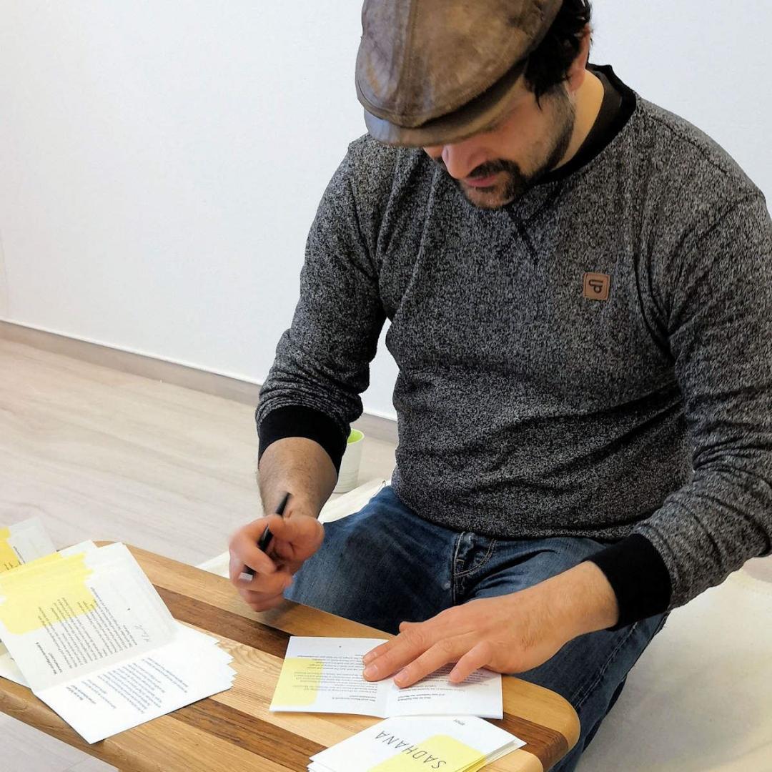 Wir liefern an Dich jeden Sadhana Meditatioins - Tisch mit einem kleinem, feinem Heftchen mit der persönlichen Unterschrift des Künstlers Marco Iannicelli. Jeder Sadhana Meditatioins - Tisch wird mit einem Heftchen mit der persönlichen Unterschrift des Künstlers geliefert.