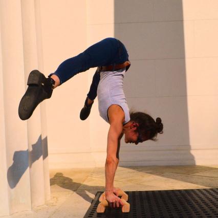 Handstand lernen mit Stefanie Millinger auf Parallettes BASE - Phase 3