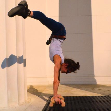 Handstand lernen mit Stefanie Millinger auf Parallettes BASE - Phase 4