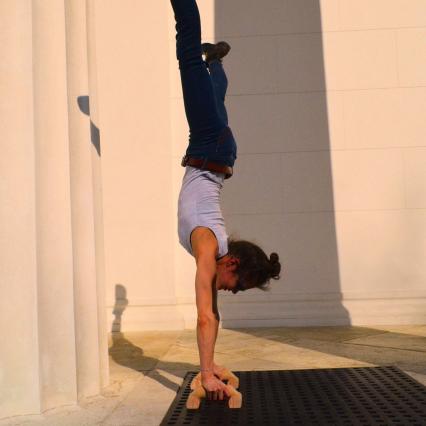 Handstand lernen mit Stefanie Millinger auf Parallettes BASE - Phase 5