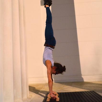 Handstand lernen mit Stefanie Millinger auf Parallettes BASE - Phase 6