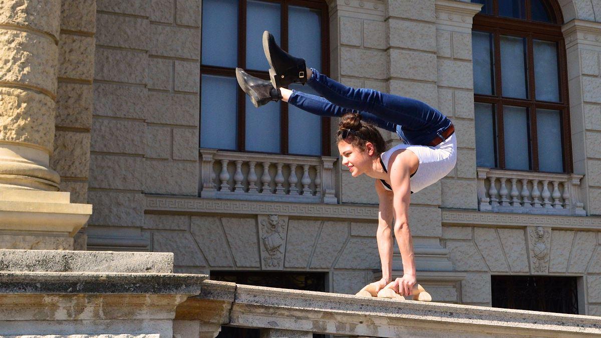 Handstandklötze - Parallettes BASE - hier mit der berühmten Stefanie Millinger in Wien.