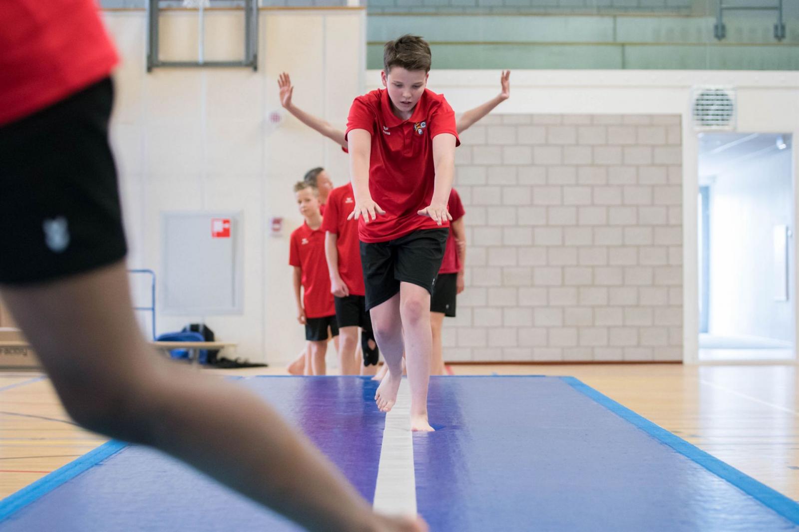 AirTrack P2 - Schule - Die AirTrack P2 Bahn bietet mit einer Höhe von 20 cm die ideale Balance zwischen Sprungkraft und Sicherheit – für alle Alters- und Leistungsstufen.  AirTrack P2 - Schule - Luftgefüllte Bahn in 20 cm Stärke original AirTrack Factory