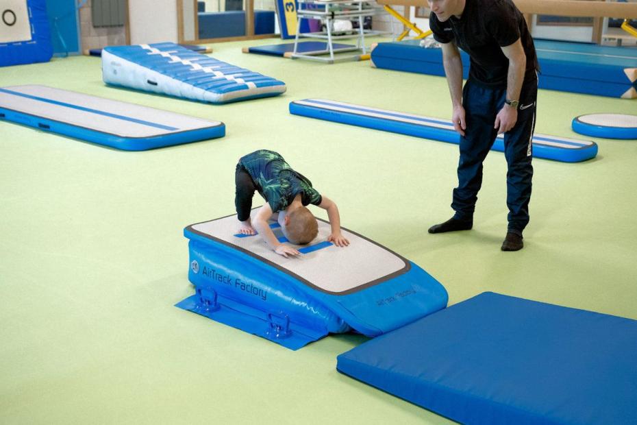 AIRBOARD-BOOST - BEIM KLEINKINDER-TURNEN