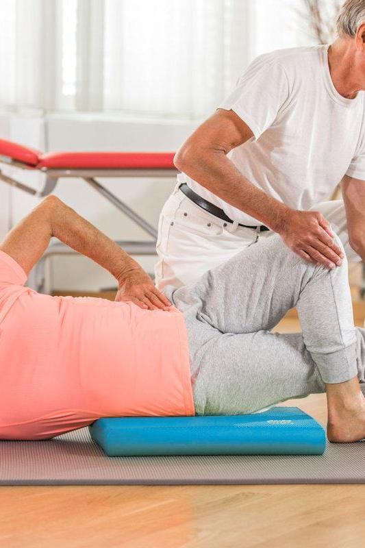 Balance Pad von AIREX für Phsyiotherapie - Anwendungen. Dem Patienten stehen vielfälltige Möglichkeiten zur Verfügung.