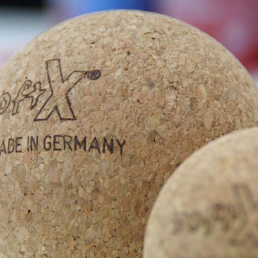 Der Druck für die Faszienmassage kann mit den Korkbällen gezielter eingesetzt werden als mit der Rolle.