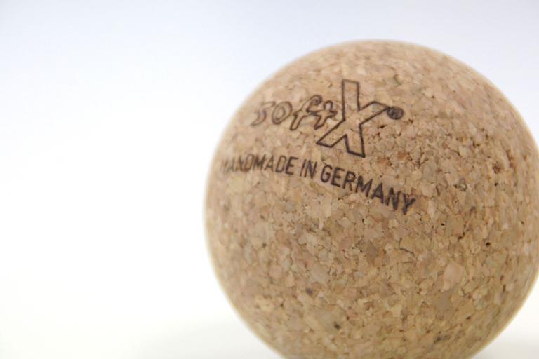 Der Korkball von Airex eignet sich ideal um Verspannungen zu lösen.