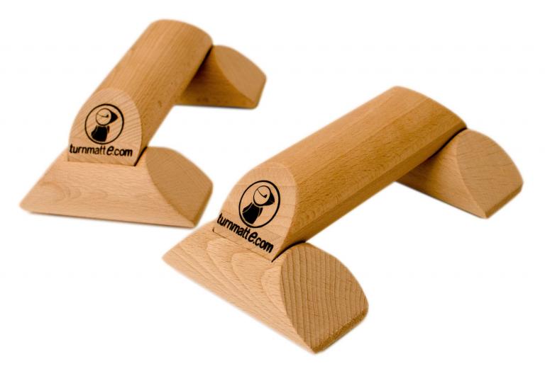 Unsere Parallettes-BASE begleiten dich auf deinen Reisen. Beim Handstand bleiben die Finger sauber.