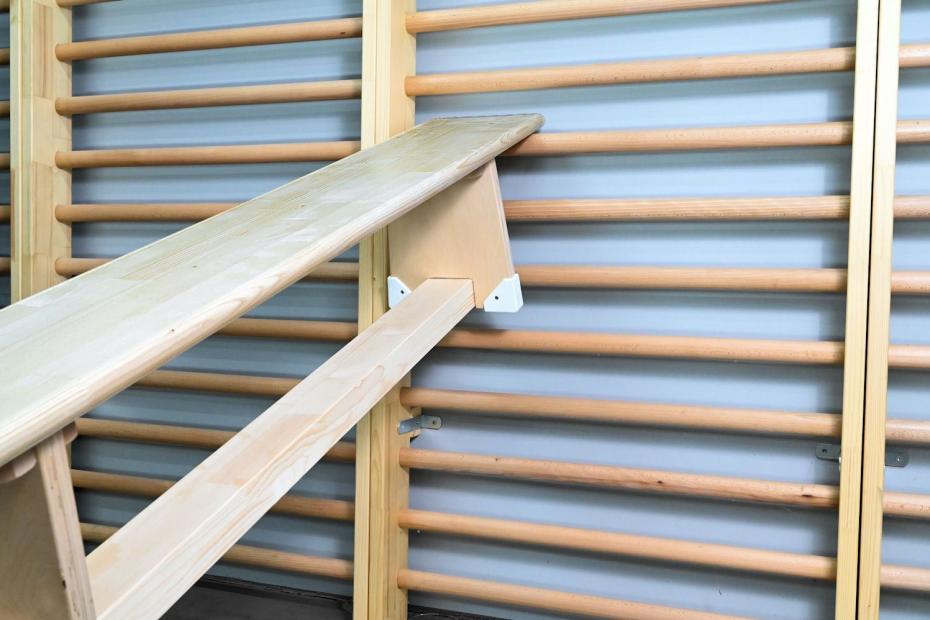 Turnbank-an-Sprossenwand