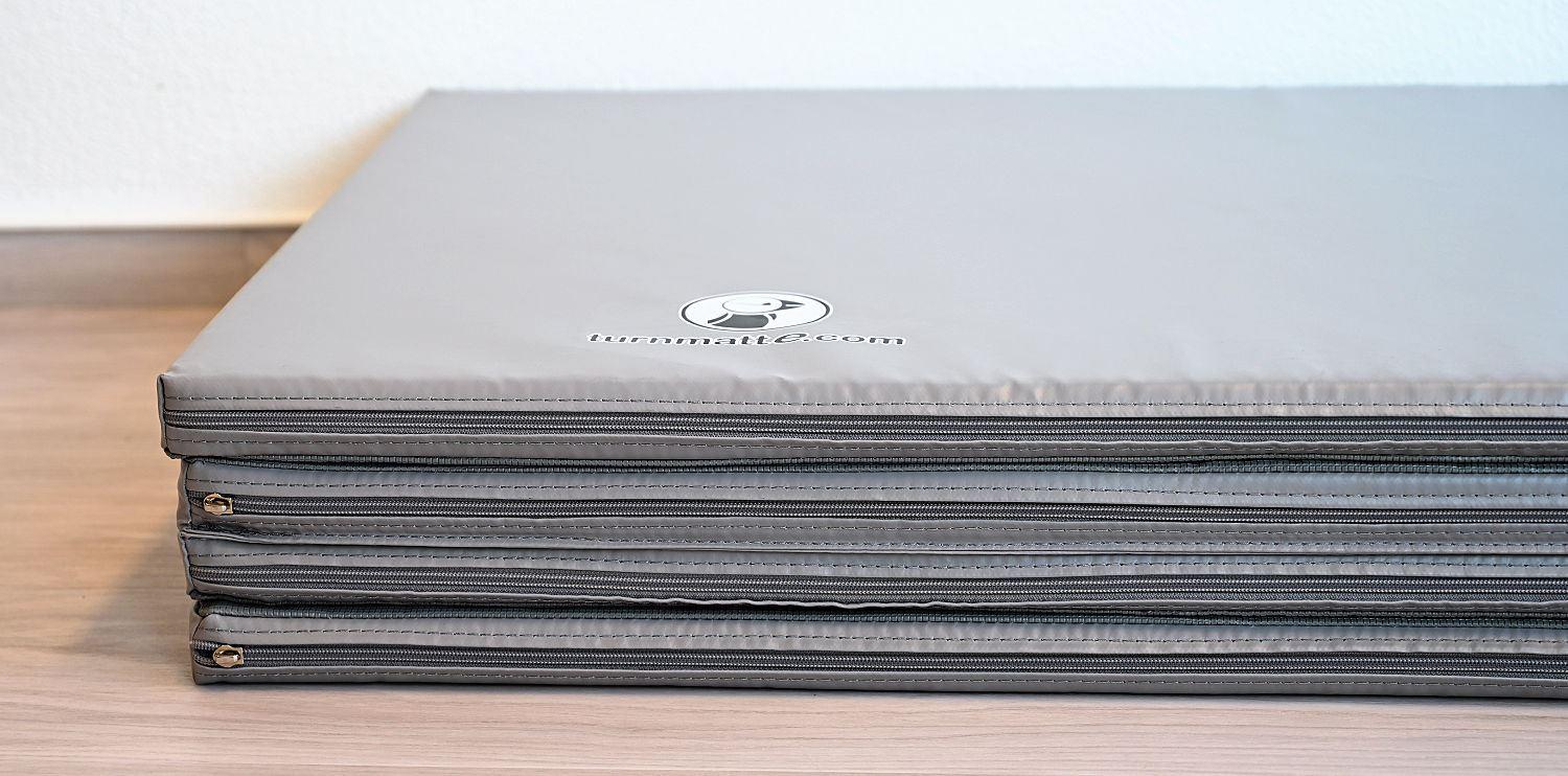 Faltmatte in grau - Durch den Kern aus Leichtschaum ist die Klappmatte extrem leicht. Gleichzeitig ist das Kernmaterial stark und verformt sich kaum bei Belastung.  Faltmatte in grau - Klappmatte praktisch im Transport und in der Aufbewahrung sehr platzsparend