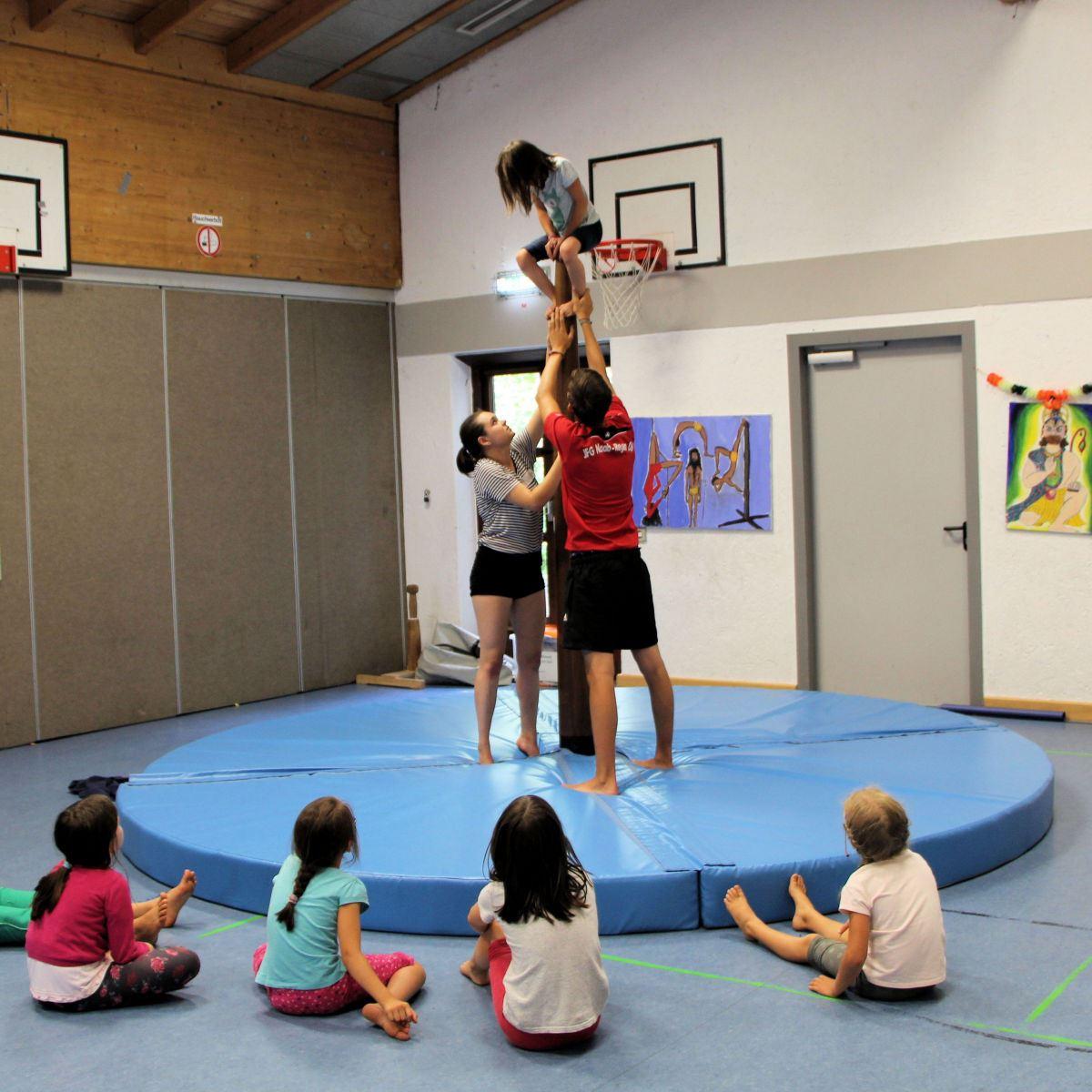 Weichbodenmatte rund - Kinderturnen - Dank stabiler Klettverbindungen können die Viertelkreise zu zwei Halbkreisen, einem Dreiviertelkreis oder einem Vollkreis verbunden werden. Weichbodenmatte rund - Kinderturnen - bestehend aus 4 Viertelkreisen - Sonderausführung für Stange