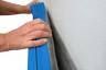Prallschutzmatte-Wandbefestigung-hellblau - Prallschutzmatten für Wände sowohl für den Innen- als auch für den Außenbereich