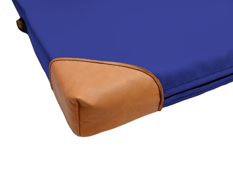 Turnmatte-mit-Lederecken-Detail-dunkelblau - farbige Leichtturnmatte mit 4 Echtleder-Ecken
