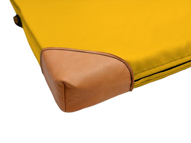 Turnmatte-mit-Lederecken-Detail-gelb - farbige Leichtturnmatte mit 4 Echtleder-Ecken