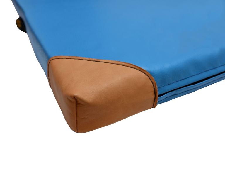 Turnmatte-mit-Lederecken-Detail-hellblau - farbige Leichtturnmatte mit 4 Echtleder-Ecken