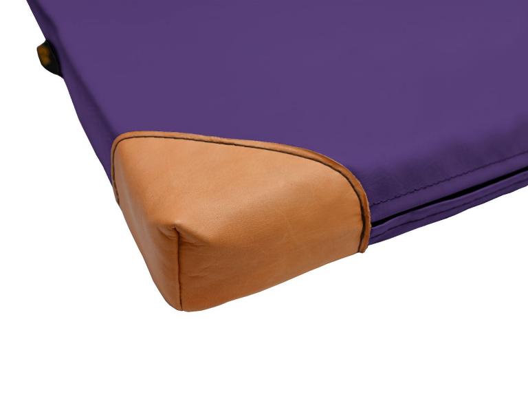 Turnmatte-mit-Lederecken-Detail-lila - farbige Leichtturnmatte mit 4 Echtleder-Ecken