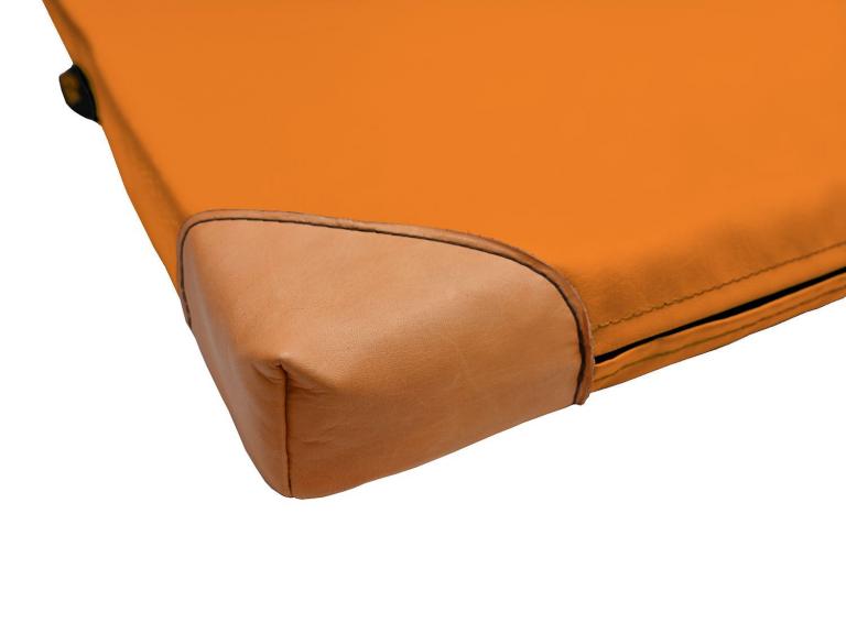 Turnmatte-mit-Lederecken-Detail-orange - farbige Leichtturnmatte mit 4 Echtleder-Ecken