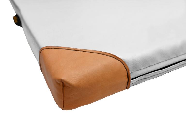 Turnmatte-mit-Lederecken-Detail-weiss - farbige Leichtturnmatte mit 4 Echtleder-Ecken