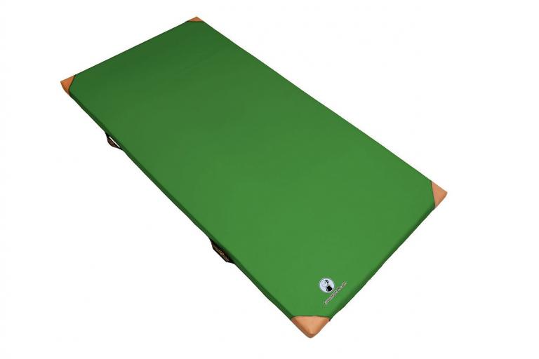 Leichtturnmatte-Lederecken-gruen - die Echtlederecken sorgen für lange Werterhaltung