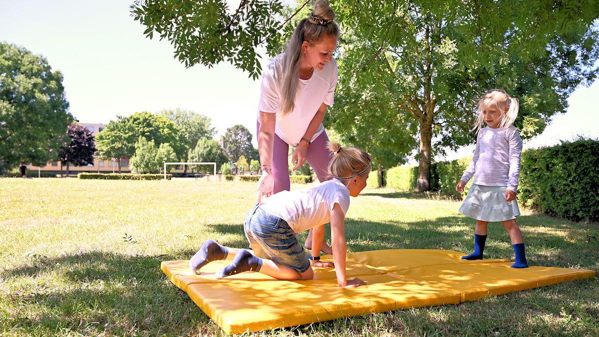 Besonders viel Freude mit leichtem Gepäck - mit nur ca. 5 kg - extrem leicht - diese Faltmatte kannst du sowohl in der Länge als auch in der Breite falten