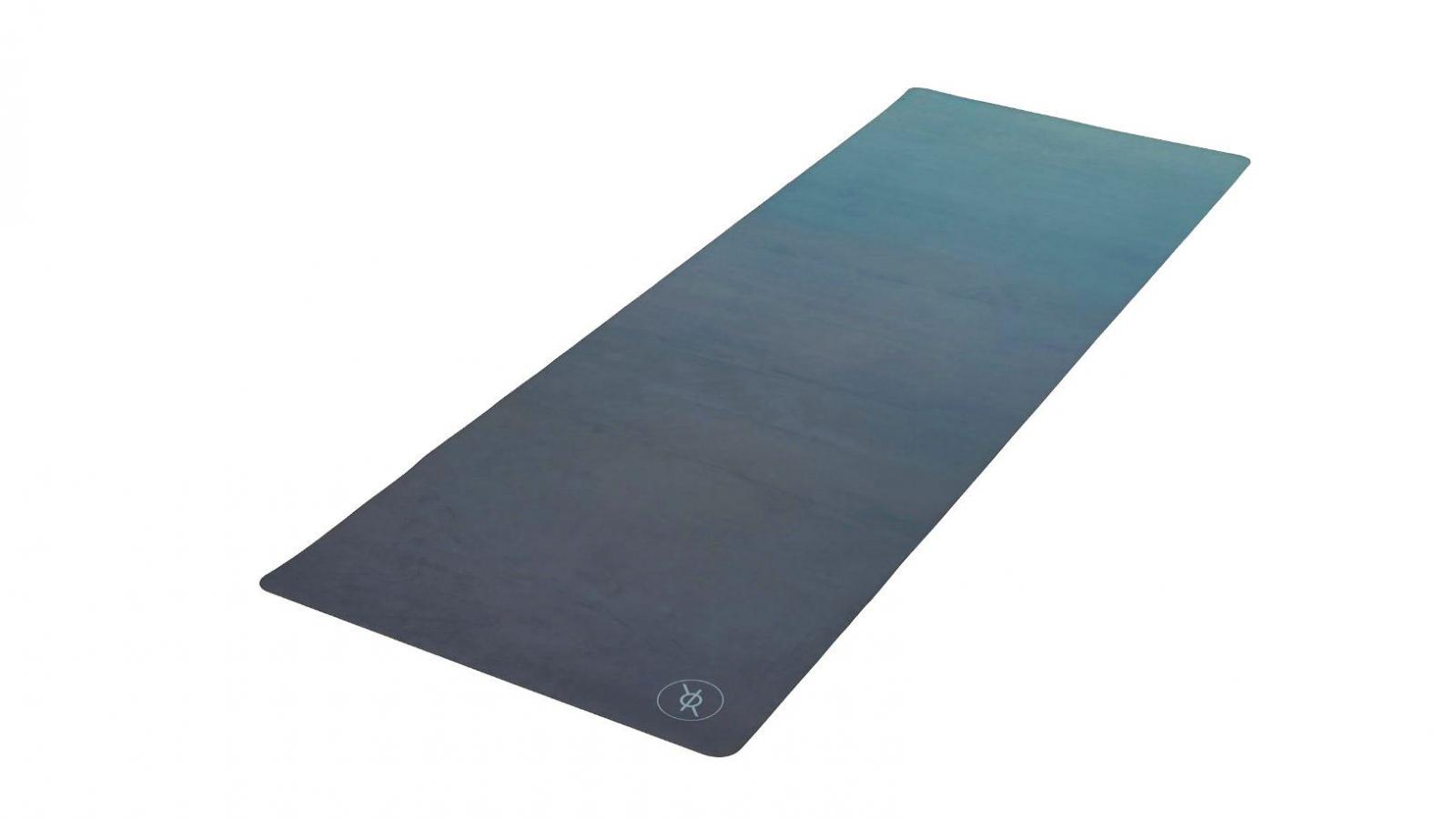 Wenn deine Yogapraxis ein besonderes Erlebnis sein soll, nehme die beste Yogamatte - hier die Reckless Red Om Matte. 