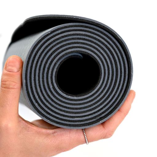 Die Yogamatte von Airex wird aus Recyclingmaterial hergestellt.