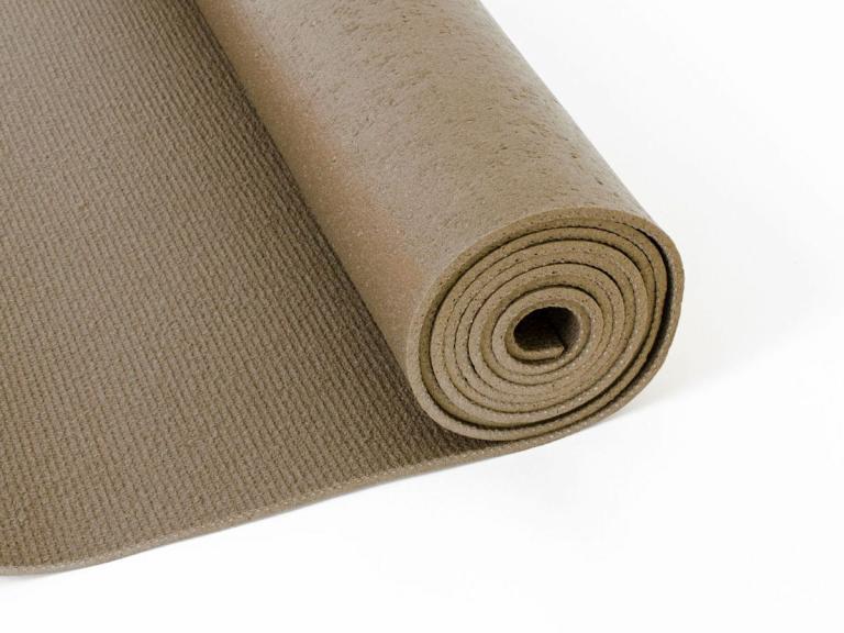 Die Yogamatte basic in grau ist schön schlicht und lenkt nicht von deiner Yogapraxis ab.
