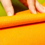 Auch die Unterseite der Yogamatte Basic ist rutschfest. So übst du sicher und ohne zu rutschen.