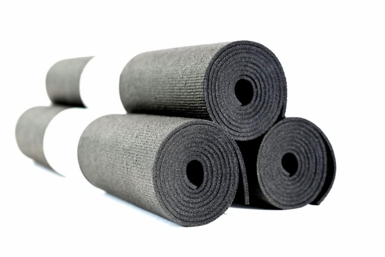 Unsere Yogamatte Basic in schwarz für deine Yogapraxis zu Hause und unterwegs.