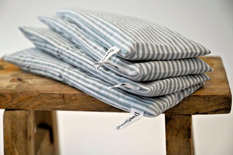 Die Augenkissen von LiveSimplicity duften angenehm nach Lavendel und lassen dich tiefer in Savasana sinken.