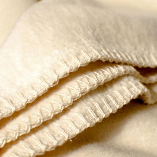 Die Baumwolldecke wärmt 