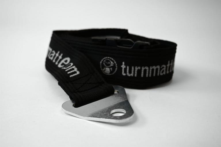 Die Befestigungsgurte lassen sich leicht an der Wand montieren und sind sehr stabil.